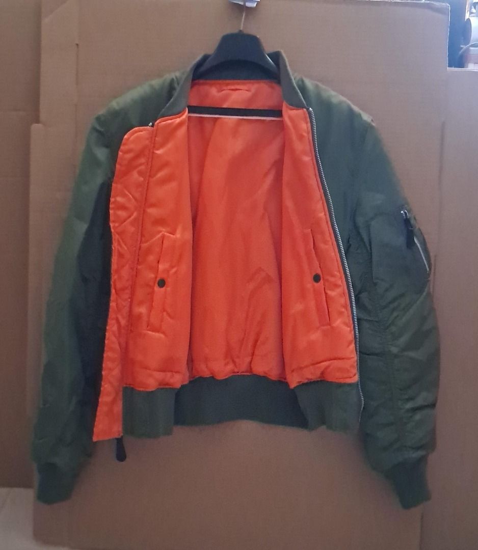 MA1軍褸外套 Knox Armory MA-1 （分類：外套及戶外衣服）位於 Hong Kong。 由 bb_gtou 提交（商品編號 1414700453，圖片 3）。簡介： MA1軍褸外套 Knox Armory MA-1 胸濶 63cm 肩濶 51cm 後中長 63cm 袖長 71cm 腳濶 41cm 粉嶺交收。