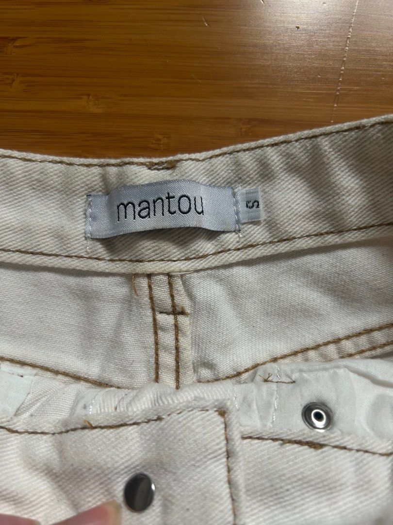 Mantou White Wide-leg Jeans (Category: Jeans) located in Binan City. Submitted by vi422 (Listing ID 1414679197, Image 2). Description: White Mantou jeans - Size: S, 24" waist, 38.5" length - High-waisted, wide-leg - Cream denim material - Rarely used 🤍 has a light denim material so its comfy! selling cos i dont wear white jeans a lot.