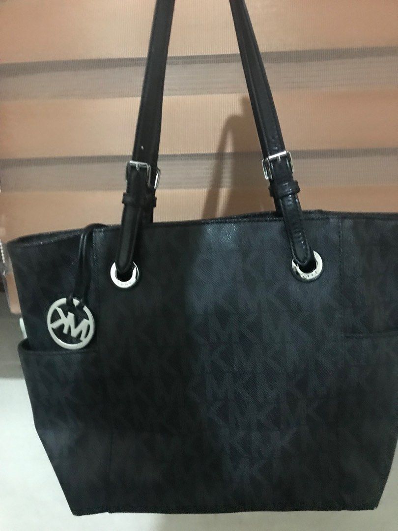 michael kors (Category: Tote Bags) located in Quezon City. Submitted by carou87706 (Listing ID 1414729733, Image 1). Description: .