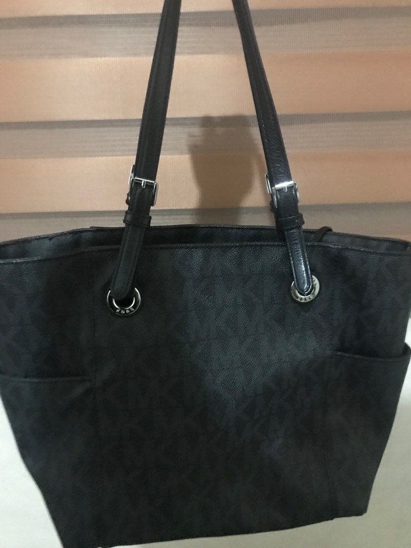 michael kors (Category: Tote Bags) located in Quezon City. Submitted by carou87706 (Listing ID 1414729733, Image 2). Description: .