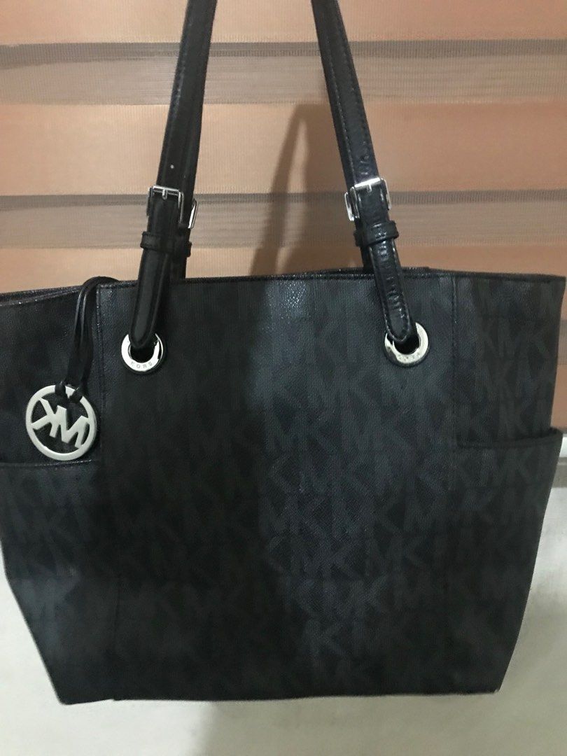 michael kors (Category: Tote Bags) located in Quezon City. Submitted by carou87706 (Listing ID 1414729733, Image 3). Description: .