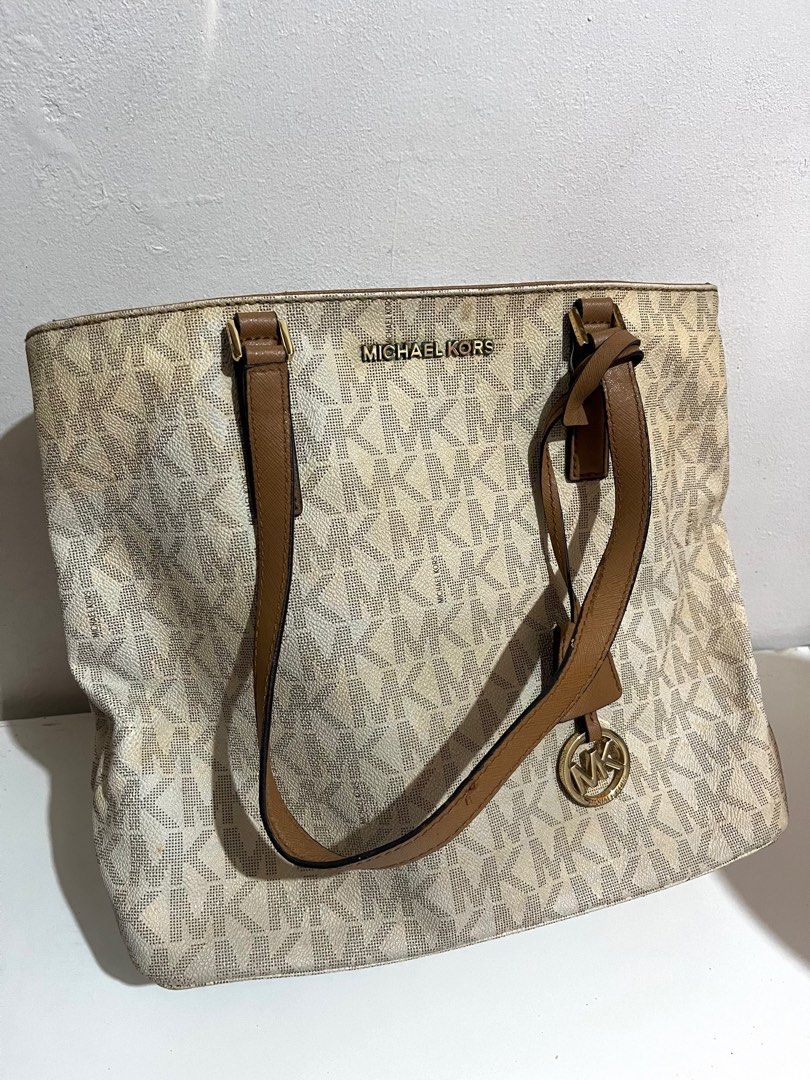 michael kors morgan tote bag (authentic) (Category: Luxury Bags & Wallets) located in Muntinlupa City. Submitted by mikhasellsstuff (Listing ID 1414730104, Image 1). Description: Pre-loved Michael Kors Morgan Medium Tote. With stains and handle flaws (see close-up photos). Still functional and flaws are repairable..