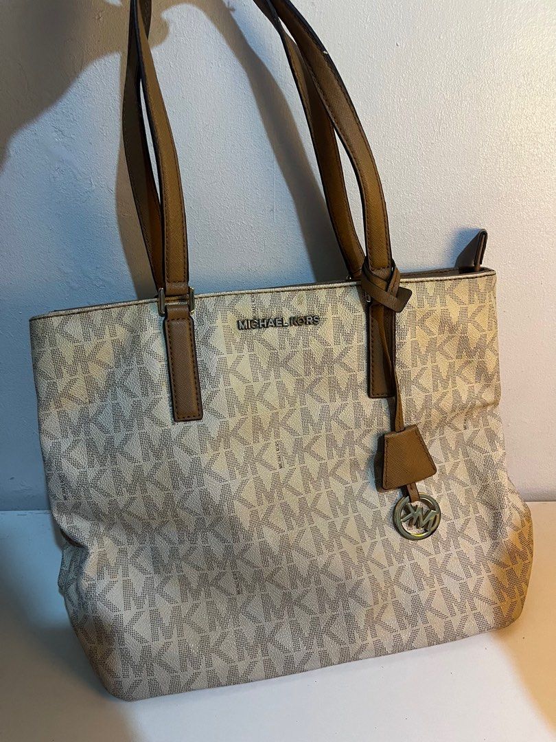 michael kors morgan tote bag (authentic) (Category: Luxury Bags & Wallets) located in Muntinlupa City. Submitted by mikhasellsstuff (Listing ID 1414730104, Image 3). Description: Pre-loved Michael Kors Morgan Medium Tote. With stains and handle flaws (see close-up photos). Still functional and flaws are repairable..