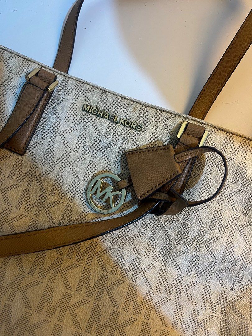 michael kors morgan tote bag (authentic) (Category: Luxury Bags & Wallets) located in Muntinlupa City. Submitted by mikhasellsstuff (Listing ID 1414730104, Image 2). Description: Pre-loved Michael Kors Morgan Medium Tote. With stains and handle flaws (see close-up photos). Still functional and flaws are repairable..