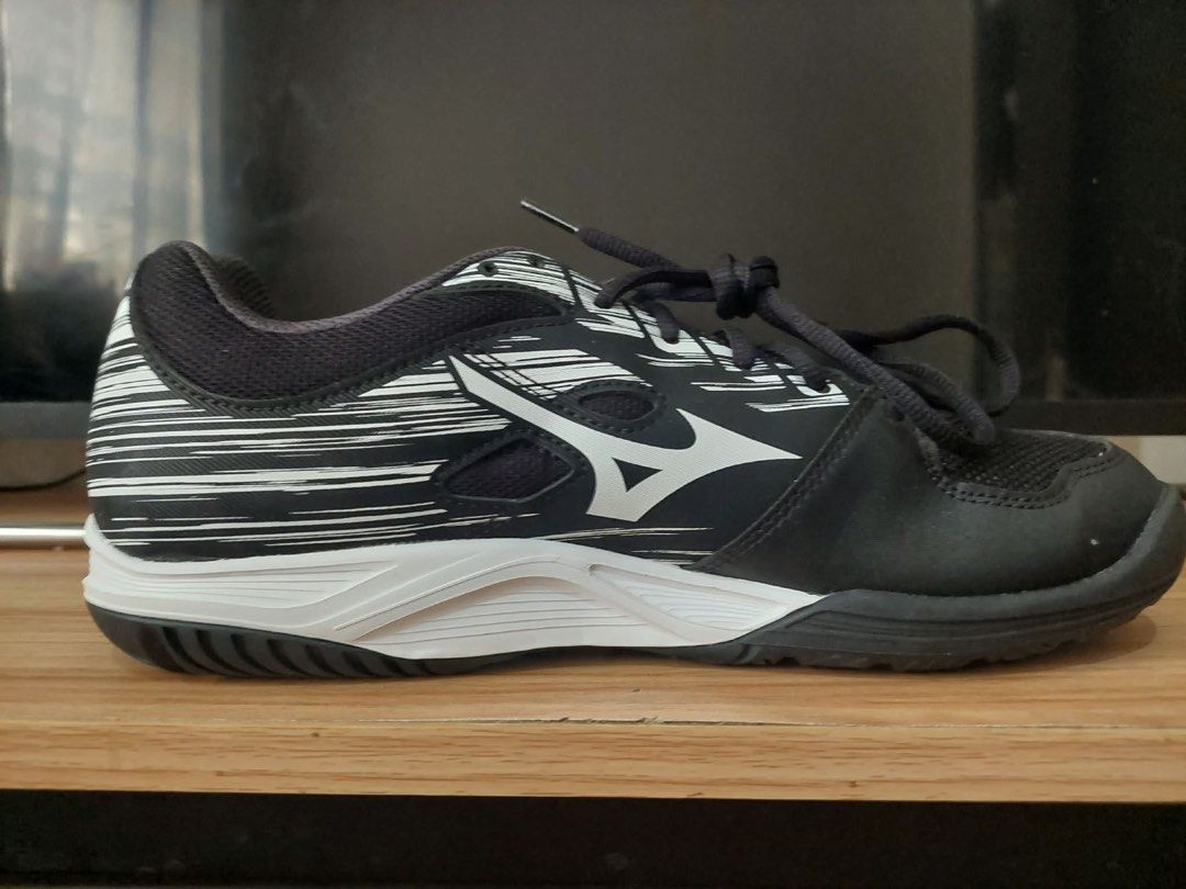 Mizuno Sky Blaster 2 Badminton Shoes (Category: Sneakers) located in Manila. Submitted by majav (Listing ID 1414631602, Image 2). Description: - Mizuno Sky Blaster 2 badminton shoes - Color: Black and White - Size: US 9.5 / EUR 42.5 - Includes original box - Made in Cambodia - Features a sleek design with Mizuno logo - Unique upper pattern.