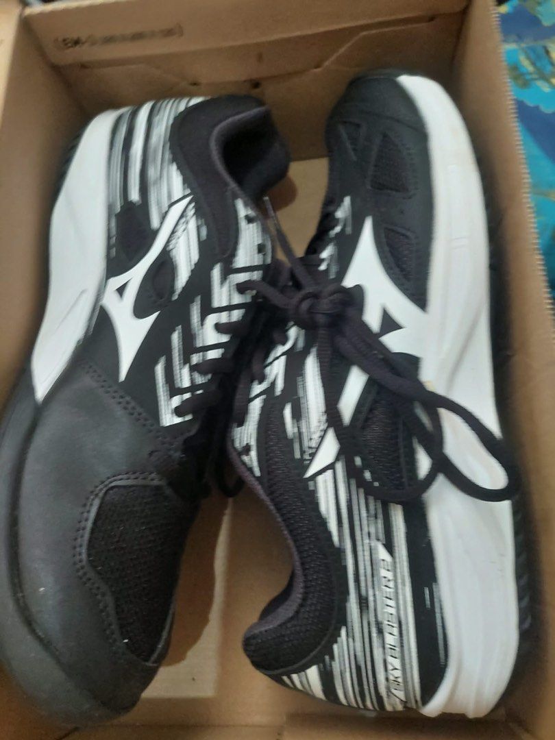 Mizuno Sky Blaster 2 Badminton Shoes (Category: Sneakers) located in Manila. Submitted by majav (Listing ID 1414631602, Image 3). Description: - Mizuno Sky Blaster 2 badminton shoes - Color: Black and White - Size: US 9.5 / EUR 42.5 - Includes original box - Made in Cambodia - Features a sleek design with Mizuno logo - Unique upper pattern.