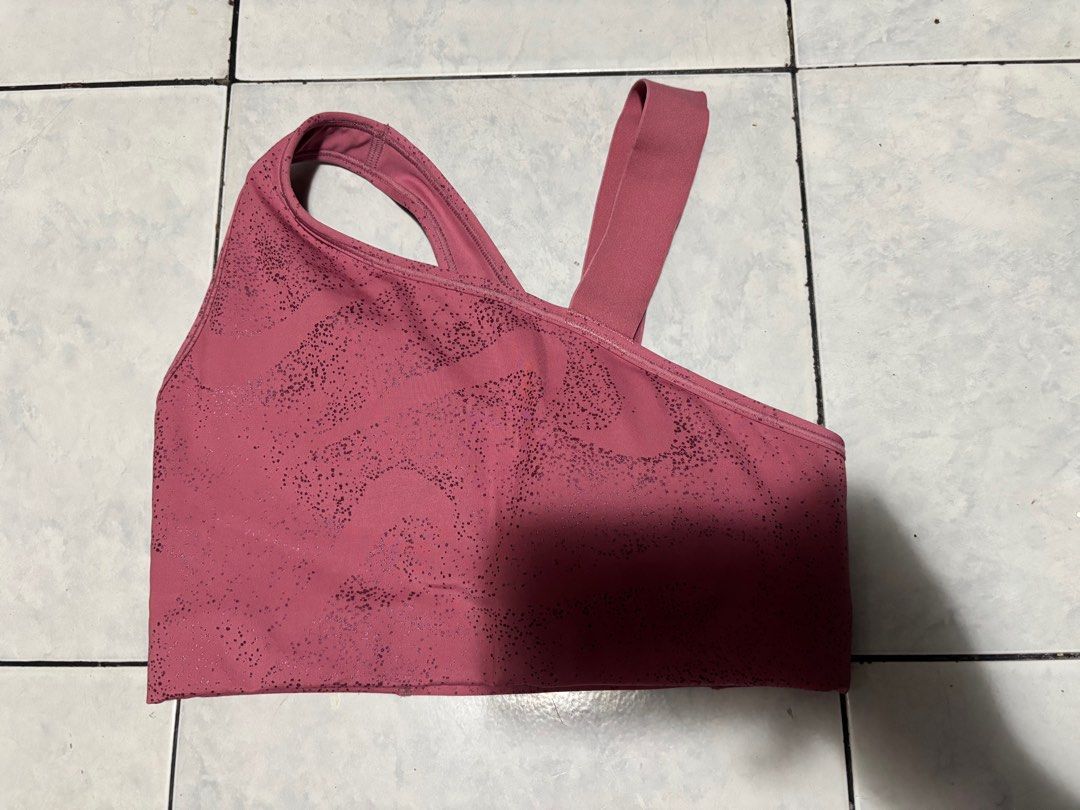 NIKE ASYMMETRICAL SPORTS BRA (Category: Activewear) located in Manila. Submitted by lovesport (Listing ID 1414735360, Image 2). Description: PADDED MEDIUM.