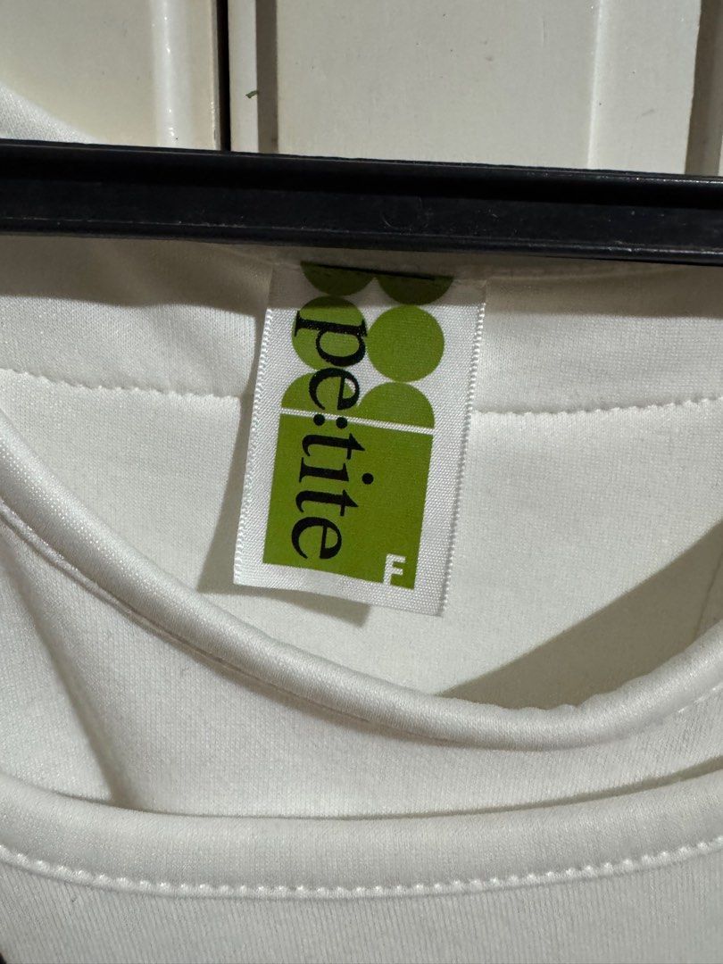 Off Shoulder Layered Sweatshirt (Category: Longsleeves) located in Santa Rosa. Submitted by yagamibunny (Listing ID 1414788877, Image 2). Description: -Freesize (S-L) -Preloved, May onting himulmol sa side but not obvious when worn -Malambot, NOT pure polyester .