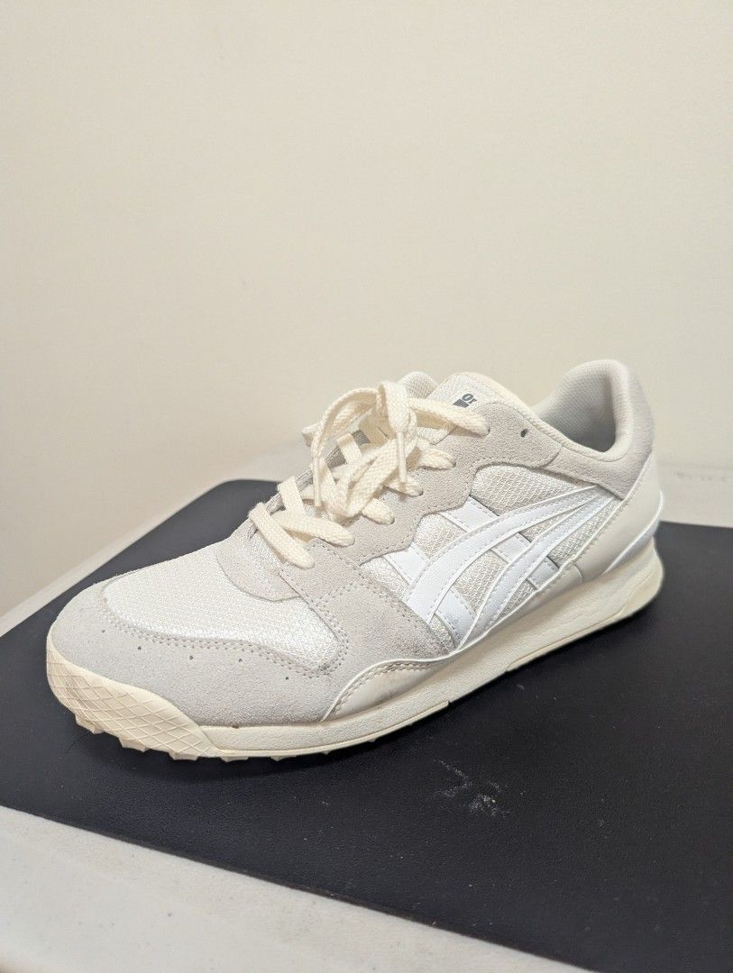 Onitsuka Tiger Horizonia Cream/White (Category: Sneakers) located in Quezon City. Submitted by tinesarmiento (Listing ID 1414678225, Image 2). Description: Used literally once. With Box. Cream/White Color RFS: Not fit for my feet. .