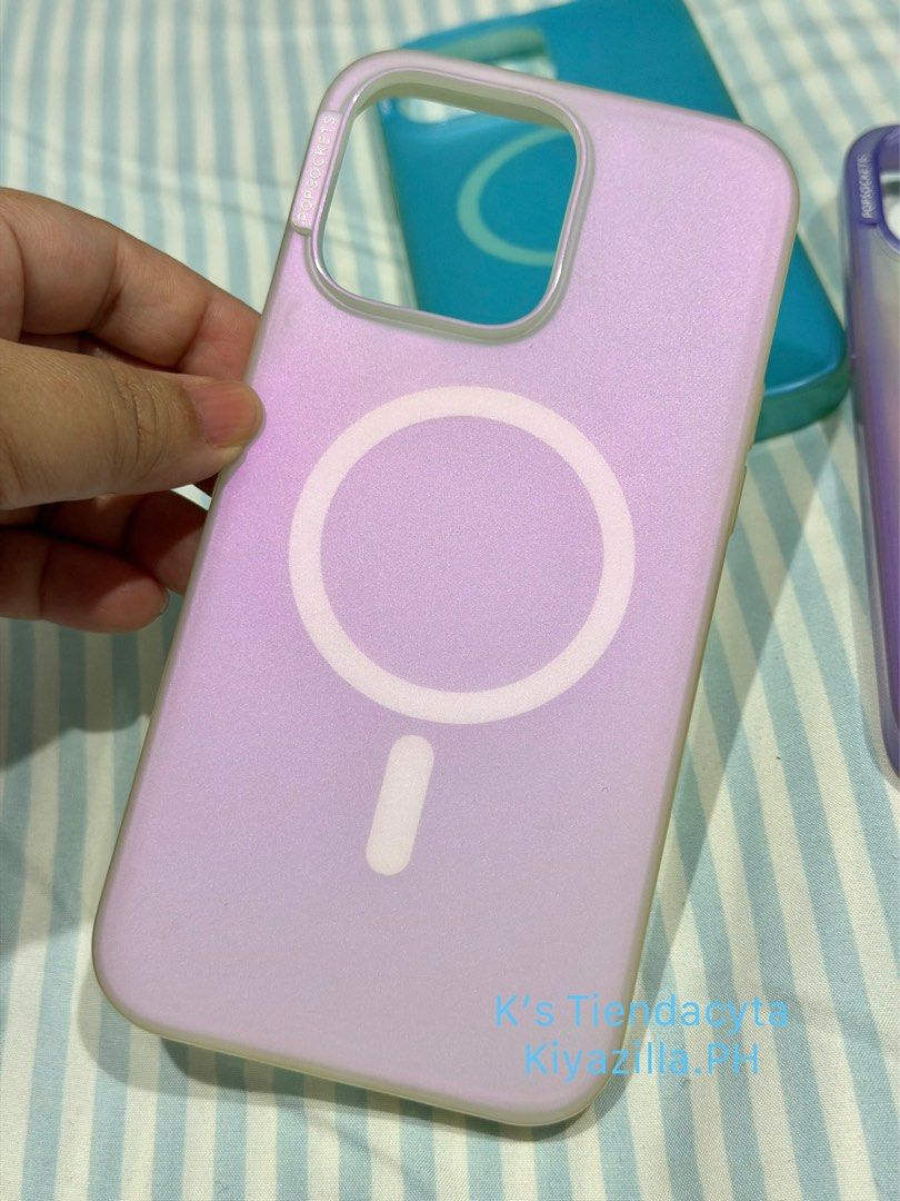 ORIG** POPSOCKETS Case iPhone 15 Pro Max (Category: Cases & Sleeves) located in Bocaue. Submitted by kiyazilla.ph (Listing ID 1414713881, Image 2). Description: ❕𝙊𝙍𝙄𝙂𝙄𝙉𝘼𝙇 / 𝘼𝙐𝙏𝙃𝙀𝙉𝙏𝙄𝘾 ❕ 📱Pop Sockets Case 📱 Unit: iPhone 15 Pro Max Colors available: 🤍 opalescent white -ay pagka rainbow~ish effect sa color pag natatamaan ilaw in different angles 🩵 opalescent blue - light blue~ish 💜 aura purple - ito not more than 5 times ko lag 