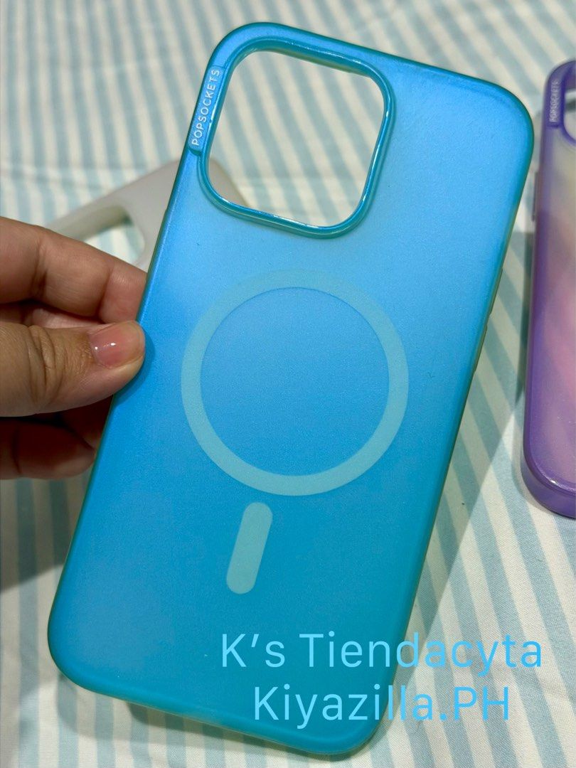 ORIG** POPSOCKETS Case iPhone 15 Pro Max (Category: Cases & Sleeves) located in Bocaue. Submitted by kiyazilla.ph (Listing ID 1414713881, Image 3). Description: ❕𝙊𝙍𝙄𝙂𝙄𝙉𝘼𝙇 / 𝘼𝙐𝙏𝙃𝙀𝙉𝙏𝙄𝘾 ❕ 📱Pop Sockets Case 📱 Unit: iPhone 15 Pro Max Colors available: 🤍 opalescent white -ay pagka rainbow~ish effect sa color pag natatamaan ilaw in different angles 🩵 opalescent blue - light blue~ish 💜 aura purple - ito not more than 5 times ko lag 