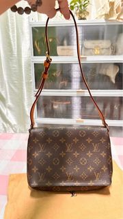 (Category: ) located in . Submitted by junecloset (Listing ID 1414670846, Image 1). Description: .