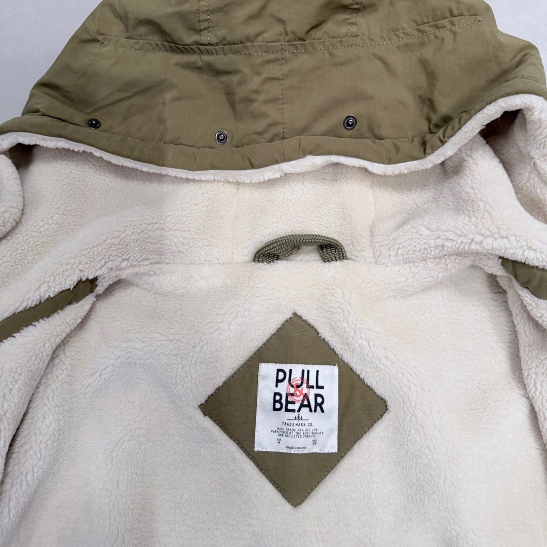 Pull & Bear （分類：外套及戶外衣服）位於 Hong Kong。 由 checkin 提交（商品編號 1414799577，圖片 5）。簡介： 新淨少著 帽原本有毛毛但已拆 保暖舒適，適合Uniqlo M/L size。