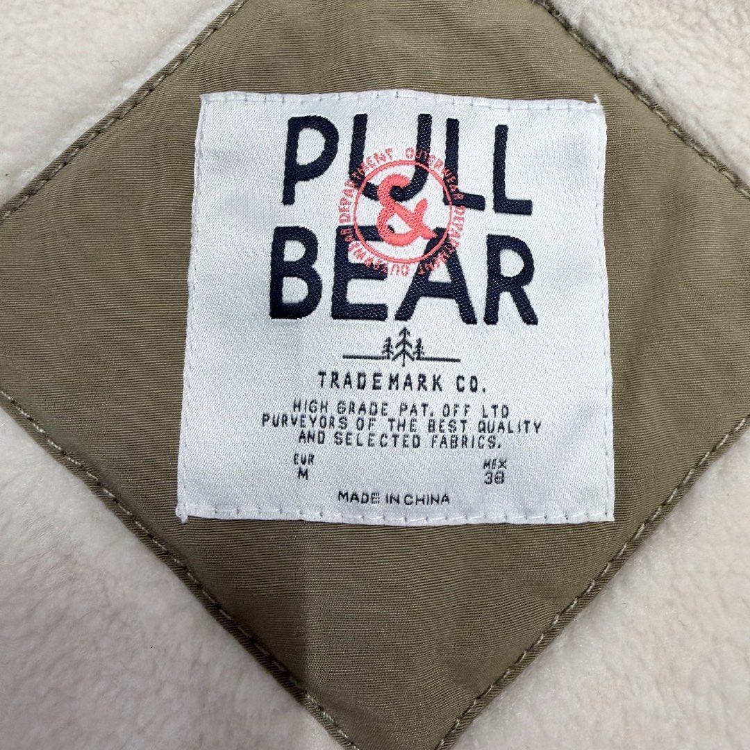 Pull & Bear （分類：外套及戶外衣服）位於 Hong Kong。 由 checkin 提交（商品編號 1414799577，圖片 6）。簡介： 新淨少著 帽原本有毛毛但已拆 保暖舒適，適合Uniqlo M/L size。