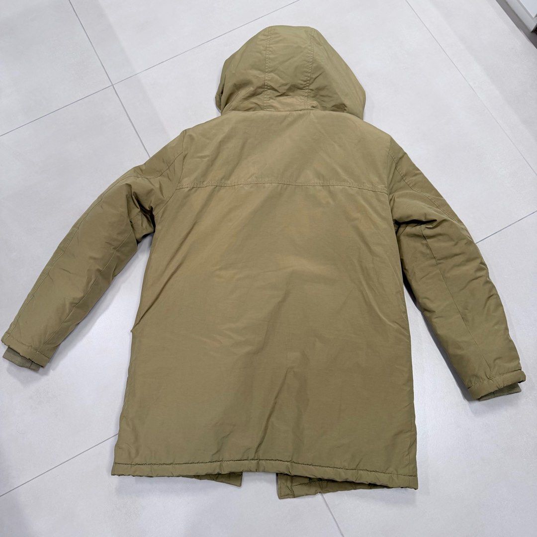 Pull & Bear （分類：外套及戶外衣服）位於 Hong Kong。 由 checkin 提交（商品編號 1414799577，圖片 4）。簡介： 新淨少著 帽原本有毛毛但已拆 保暖舒適，適合Uniqlo M/L size。