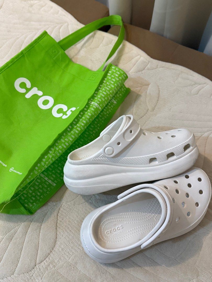 Rush! Crocs Classic Platform Clog White (Category: Slippers and slides) located in Manila. Submitted by hearty.y (Listing ID 1414730399, Image 1). Description: - White Crocs Classic Platform Clogs - Includes original green Crocs shopping bag - Features iconic Crocs comfort - Platform sole - Crocs logo visible - Perfect for casual wear i got it 7,500 3 mons ago. i’m selling it naman for 1,8 super baba na. msg me for more deets. need cash kaya bine