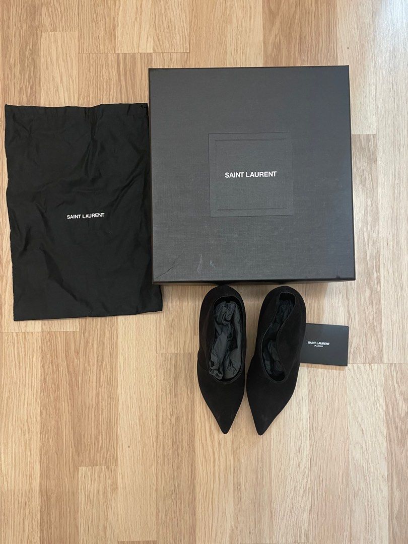 Saint Laurent Black Suede Ankle Boots （分類：靴）位於 Hong Kong。 由 vt_2016 提交（商品編號 1414797813，圖片 1）。簡介： Saint Laurent black suede ankle boots. Features a pointed toe and stiletto heel. Includes original box, dust bag, and authenticity card. Size 36.5. Heel height is approximately 10cm. Made in Italy.。