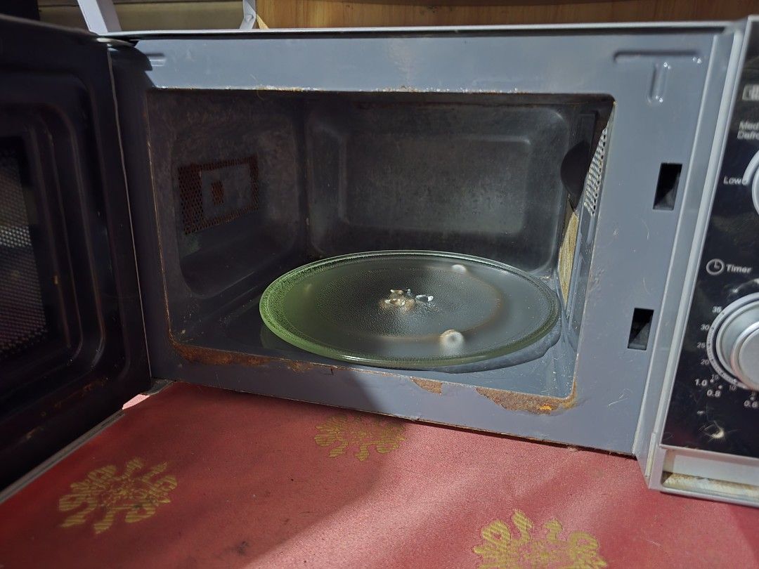Sharp Microwave Oven (defective) (Category: Ovens & Toasters) located in Quezon City. Submitted by zmmpreloved (Listing ID 1414824821, Image 2). Description: - Sharp microwave oven - Glass turntable - Control panel with timer and power settings - Reflective exterior - Includes power cord defective not working pero pwde paayos di ko na pinaayos since someone gifted me new oven..