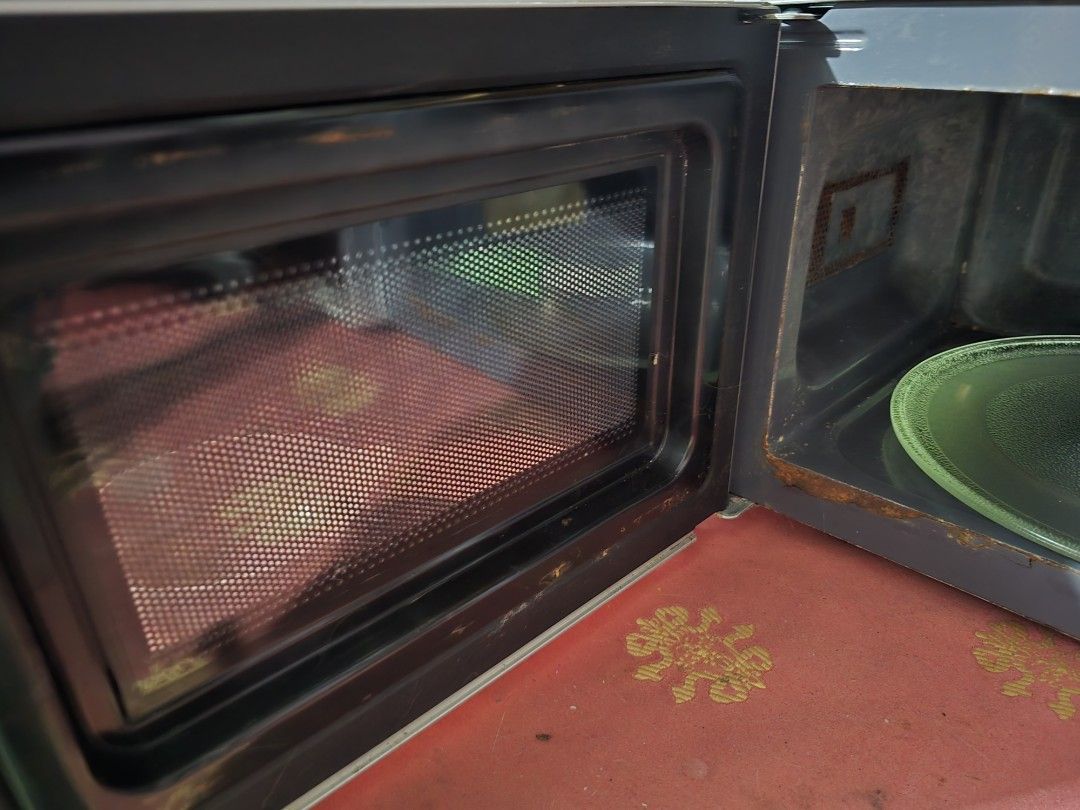 Sharp Microwave Oven (defective) (Category: Ovens & Toasters) located in Quezon City. Submitted by zmmpreloved (Listing ID 1414824821, Image 3). Description: - Sharp microwave oven - Glass turntable - Control panel with timer and power settings - Reflective exterior - Includes power cord defective not working pero pwde paayos di ko na pinaayos since someone gifted me new oven..