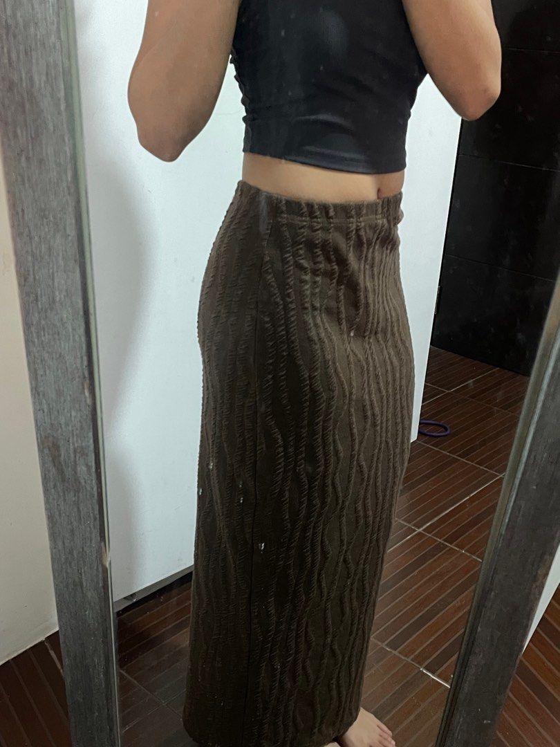 Shein Dark Brown Maxi Skirt (Category: Skirts) located in Taytay. Submitted by sandgraffiti (Listing ID 1414695281, Image 2). Description: XS on tag but this will fit to small fitted good for beach or night outs bought from toni sia’s trendsetter/bazaar closet sale.