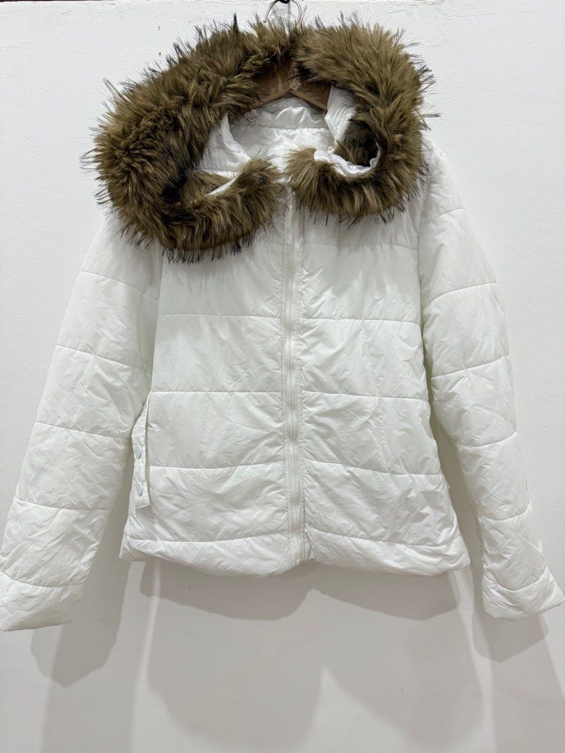 Shein White Puffer Jacket with Fur Hood (Category: Coats, Jackets and Outerwear) located in Cagayan de Oro. Submitted by sbabs1996 (Listing ID 1414669157, Image 1). Description: - Shein white puffer jacket - Size: Small-Medium - Features a fur-lined hood - Zip-up front - Quilted design - White lining - Perfect for cooler weather - Stylish and practical.