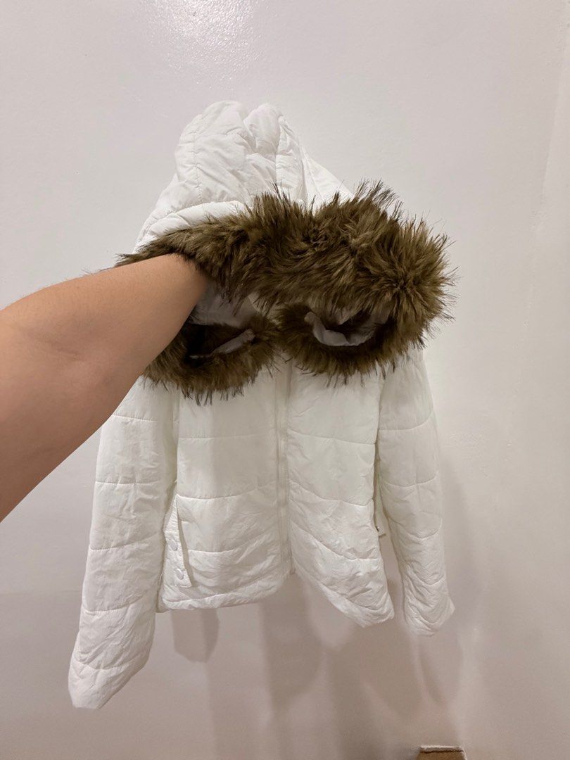Shein White Puffer Jacket with Fur Hood (Category: Coats, Jackets and Outerwear) located in Cagayan de Oro. Submitted by sbabs1996 (Listing ID 1414669157, Image 2). Description: - Shein white puffer jacket - Size: Small-Medium - Features a fur-lined hood - Zip-up front - Quilted design - White lining - Perfect for cooler weather - Stylish and practical.