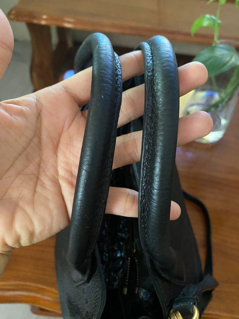 Tory Burch Black Leather Handbag (Category: Luxury Bags & Wallets) located in Guimba. Submitted by jasy_ (Listing ID 1414672096, Image 3). Description: Ykk zip What you see is what you get Jnt sf shoulder by buyer Gcash payt Signs of use sa hardware Leather creases Overall bag is in excelent used condition and ang leather is so durable Coded .