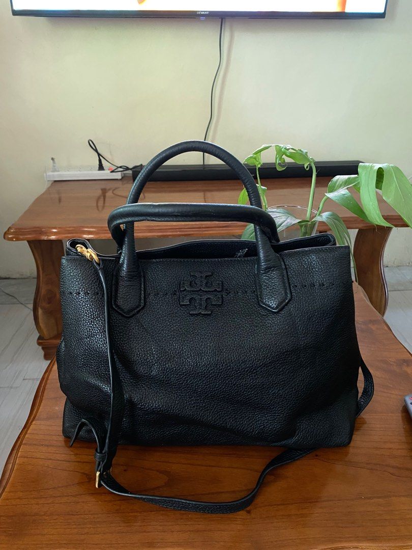 Tory Burch Black Leather Handbag (Category: Luxury Bags & Wallets) located in Guimba. Submitted by jasy_ (Listing ID 1414672096, Image 1). Description: Ykk zip What you see is what you get Jnt sf shoulder by buyer Gcash payt Signs of use sa hardware Leather creases Overall bag is in excelent used condition and ang leather is so durable Coded .