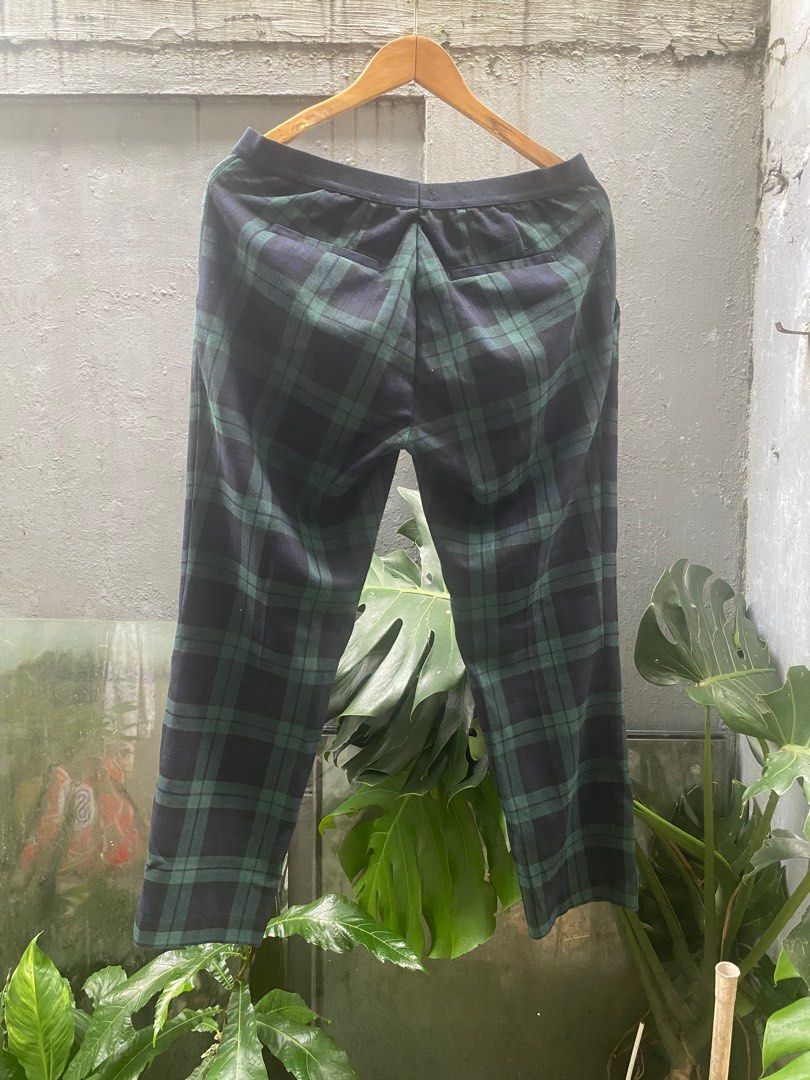 Uniqlo Plaid Pants - size 32 - 34 (Category: Other Bottoms) located in Makati City. Submitted by secondhand.bayonets (Listing ID 1414708863, Image 2). Description: - Uniqlo Plaid Pants Stretchable - Size: XL - Color: Green and Navy Plaid - Features: - Comfortable Fit - Pockets - Material: Polyester, Rayon, Spandex, Cotton, Nylon Blend - Waist: 75-81cm - Hips: 100-106cm.