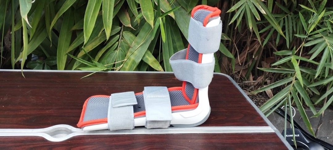Universal Ankle brace made of hard plastic (Category: Braces, Support & Protection) located in Manila. Submitted by benjie.benjie3 (Listing ID 1414823979, Image 2). Description: Universal Ankle brace made of hard plastic NO to COD NO swapping Estimate size H= 9 3/4 inches L= 11 Inches W= 4 3/4 inches Color = white Material = hard plastic from Japan 2nd hand with scratch No warranty If there's Damage or Issues they can be seen in the last picture 