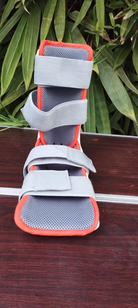 Universal Ankle brace made of hard plastic (Category: Braces, Support & Protection) located in Manila. Submitted by benjie.benjie3 (Listing ID 1414823979, Image 3). Description: Universal Ankle brace made of hard plastic NO to COD NO swapping Estimate size H= 9 3/4 inches L= 11 Inches W= 4 3/4 inches Color = white Material = hard plastic from Japan 2nd hand with scratch No warranty If there's Damage or Issues they can be seen in the last picture 