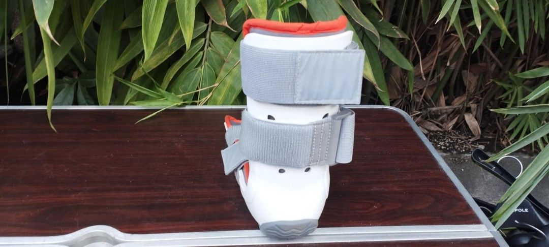 Universal Ankle brace made of hard plastic (Category: Braces, Support & Protection) located in Manila. Submitted by benjie.benjie3 (Listing ID 1414823979, Image 1). Description: Universal Ankle brace made of hard plastic NO to COD NO swapping Estimate size H= 9 3/4 inches L= 11 Inches W= 4 3/4 inches Color = white Material = hard plastic from Japan 2nd hand with scratch No warranty If there's Damage or Issues they can be seen in the last picture 