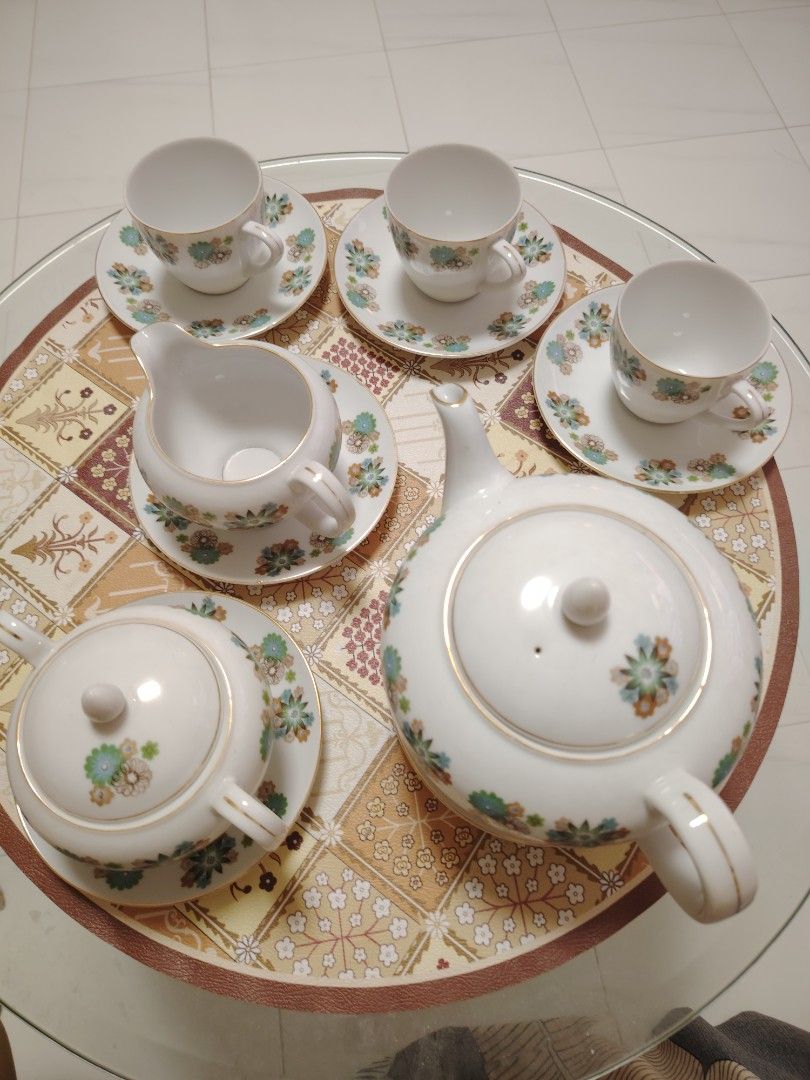 Vintage Floral Tea Set492189419769712640