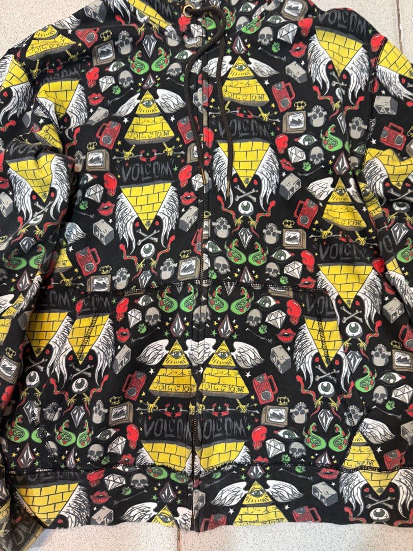 Volcom Ryan (Jesse Pinkman) Hoodie (Category: Activewear) located in Manila. Submitted by weart (Listing ID 1414813618, Image 3). Description: Size: Large Width: 23 Length: 28 📩Dm me if you got questions📩 What u see is what u get Samplaoc, Manila Pick up Orange house.