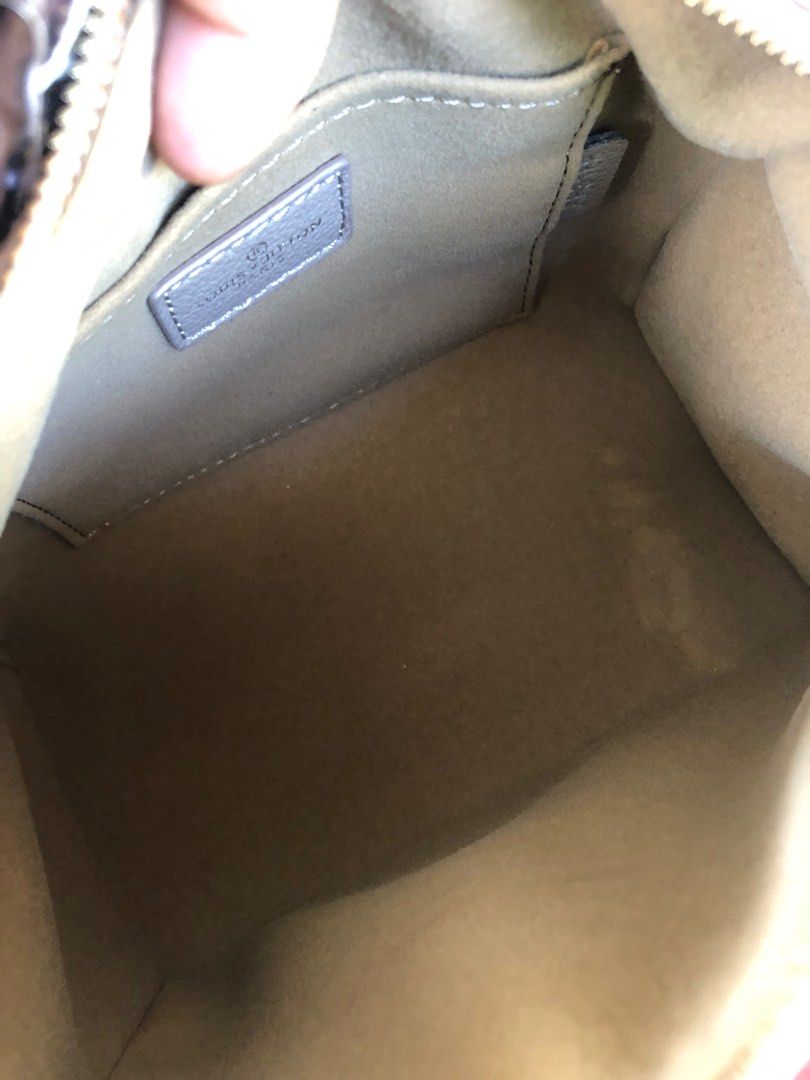 20 cm (Category: Luxury Bags & Wallets) located in Ozamiz City. Submitted by kapesteba112457 (Listing ID 1414838090, Image 3). Description: Ang cute ang ganda .. flawless .. selected preloved bag . Kapal ng leather at ang bango . Suede material loob.