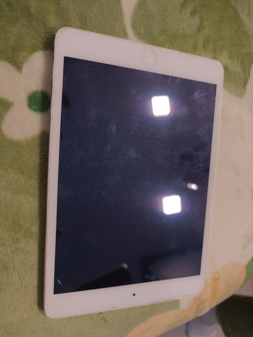 (Category: iPad) located in Singapore. Submitted by l3n13 (Listing ID 1414938246, Image 3). Description: - Used iPad Mini A1489, 2nd gen, wifi only - Good working condition but no longer updated - can use parts instead - Screen has no scratches, with dent on 2 corners - Includes iPad only (no charger or accessories).