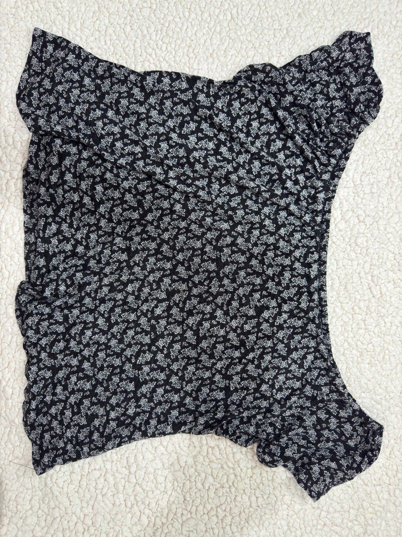 Aeropostale Black printed off shoulder (Category: Others Tops) located in Angeles City. Submitted by lovedbyerili (Listing ID 1414843226, Image 1). Description: Good condition Can be with sleeves or offshoulder .
