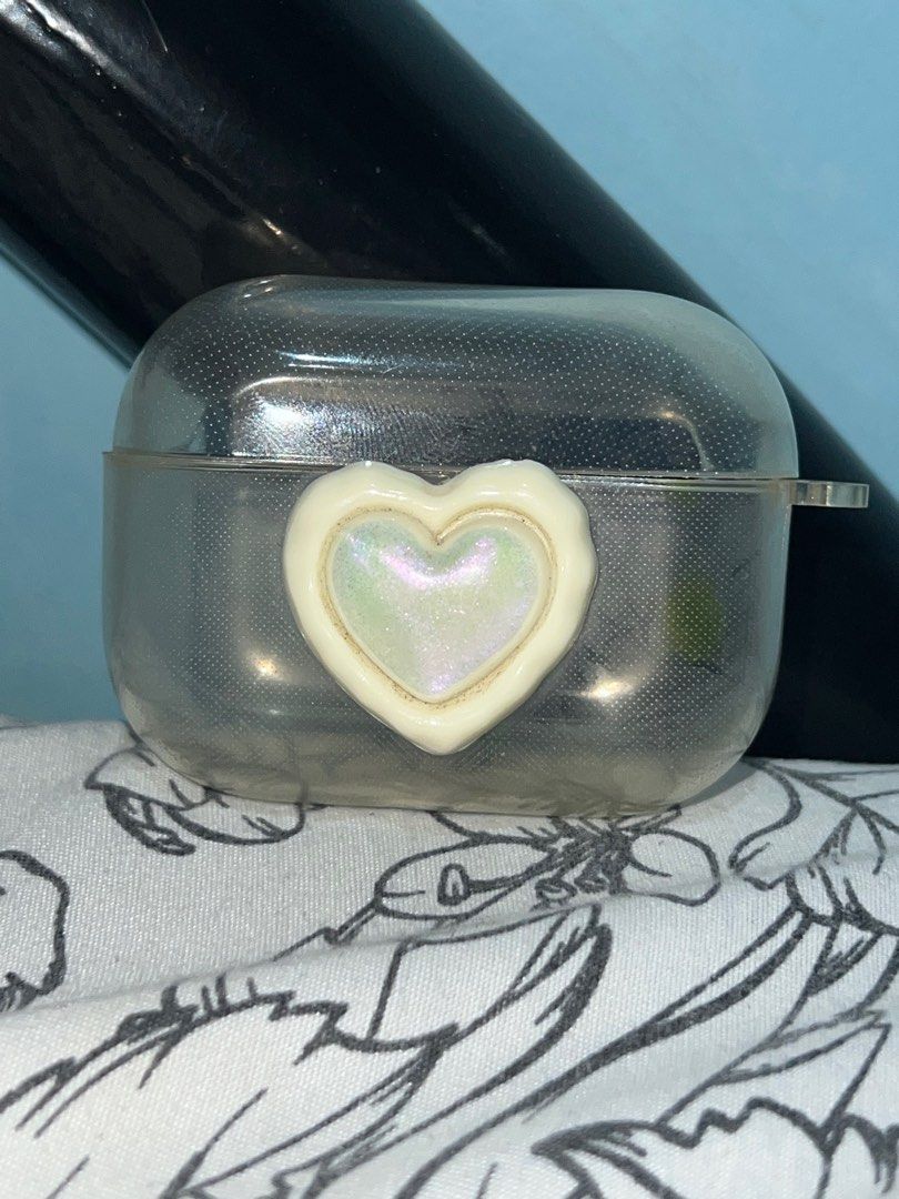 Airpods Pro 2 Heart Case (Category: Earphones) located in Cebu City. Submitted by luckyyfindss (Listing ID 1414926293, Image 1). Description: Selling Airpods Pro 2 Case Has yellowish in the case can be removed by cleaning other than that no issues PM or DM me for more details 📩.