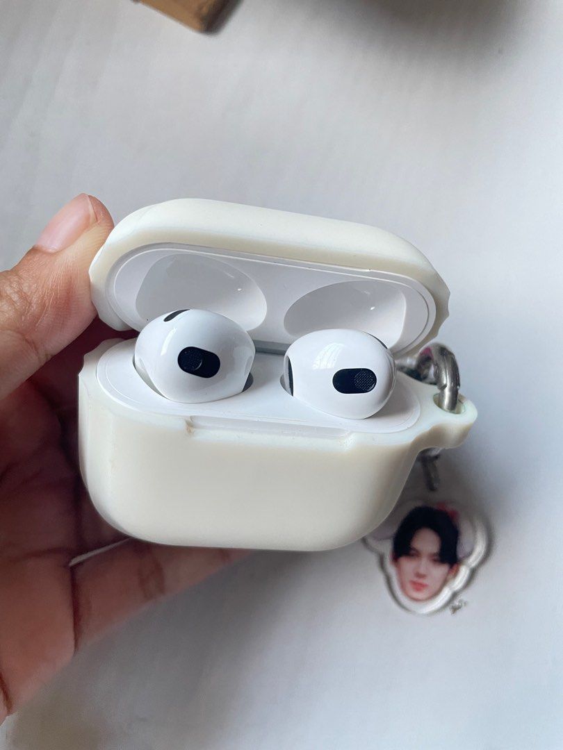 Apple AirPods (3rd generation) with Charging Case (Category: Earphones) located in San Antonio. Submitted by lalisachu (Listing ID 1414930041, Image 2). Description: AirPods 3 are in like-new condition and well taken care of. Bought at Power Mac at SM Podium Issue: Right pod charges BUT DOES NOT connect. The left pod works perfectly with clear sound. ~ specs: ** body condition: 10/10 - like new! comes with free case (WALANG GASGAS PWEDE SA MAARTE