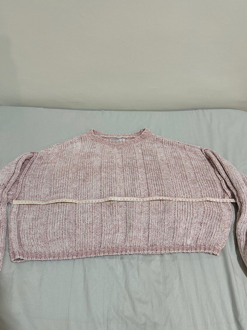 Arizona Cable Knit Sweater (Semi-Cropped) (Category: Longsleeves) located in Mandaluyong City. Submitted by edrey13 (Listing ID 1414914817, Image 2). Description: 🎀 Arizona Cable Knit Sweater (Semi-Cropped) 🎀 • Brand: Arizona • Condition: Pre-loved • RFS: Decluttering • Fit: Semi-cropped • Size: Medium on tag • Color: Baby Pink • Measurements: 67cm x 45.5cm 📦 Shipping: C/O Buyer 💳 Payment: PayMaya | Bank Transfer (BDO / UnionBank).