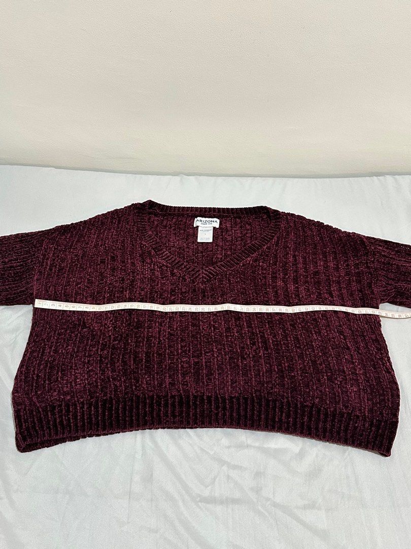 Arizona V-Neck Cropped Sweater (Category: Longsleeves) located in Mandaluyong City. Submitted by edrey13 (Listing ID 1414920590, Image 2). Description: Arizona Jean Co Velvet Cable Knit (Cropped) • Brand: Arizona Jean Co • Condition: Pre-loved • Style: Cropped • Material: Velvet cable knit • Size: Small on tag • Color: Maroon • Measurements: 52cm x 42cm 💰 Price: ₱100 📌 RFS: Decluttering 📦 Shipping: C/O Buyer 💳 Payment: PayMaya | Bank Transfer