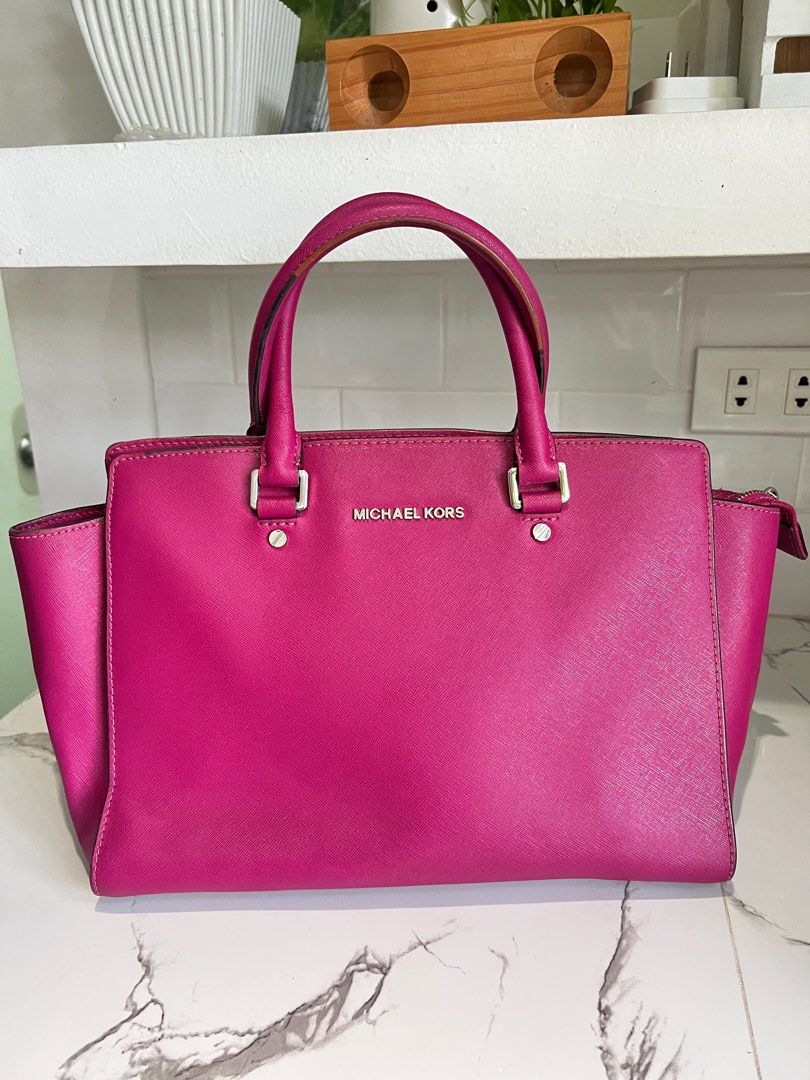 Authentic Preowned Michael Kors / Hand / Tote Bag (Category: Luxury Bags & Wallets) located in Cavite. Submitted by slumbermanila (Listing ID 1414951980, Image 1). Description: Features: Structured shape with top handles. Top zip closure. Often includes a detachable and adjustable shoulder or crossbody strap for versatility. Interior details typically include a zip pocket and several open pockets. missing strap This is a pre-loved thrifted item. 