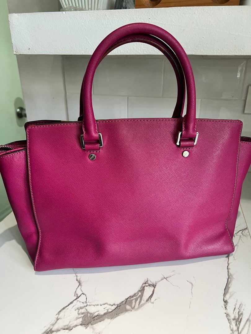 Authentic Preowned Michael Kors / Hand / Tote Bag (Category: Luxury Bags & Wallets) located in Cavite. Submitted by slumbermanila (Listing ID 1414951980, Image 2). Description: Features: Structured shape with top handles. Top zip closure. Often includes a detachable and adjustable shoulder or crossbody strap for versatility. Interior details typically include a zip pocket and several open pockets. missing strap This is a pre-loved thrifted item. 