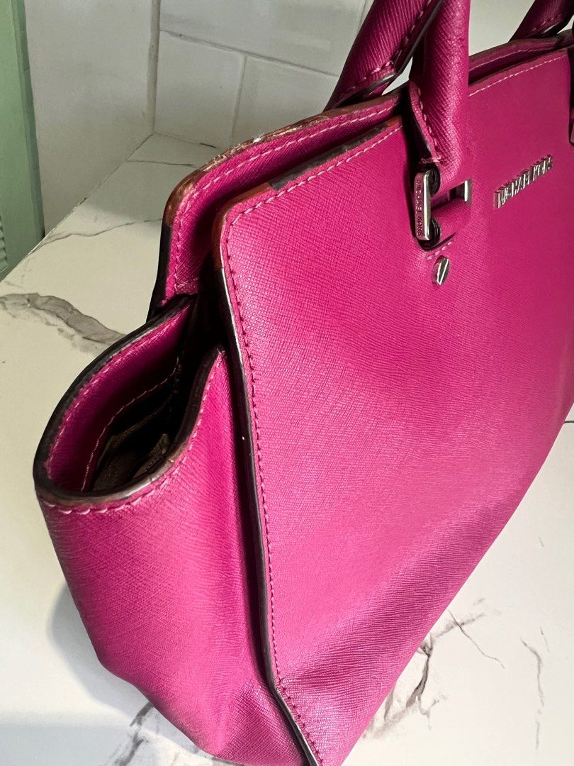 Authentic Preowned Michael Kors / Hand / Tote Bag (Category: Luxury Bags & Wallets) located in Cavite. Submitted by slumbermanila (Listing ID 1414951980, Image 3). Description: Features: Structured shape with top handles. Top zip closure. Often includes a detachable and adjustable shoulder or crossbody strap for versatility. Interior details typically include a zip pocket and several open pockets. missing strap This is a pre-loved thrifted item. 