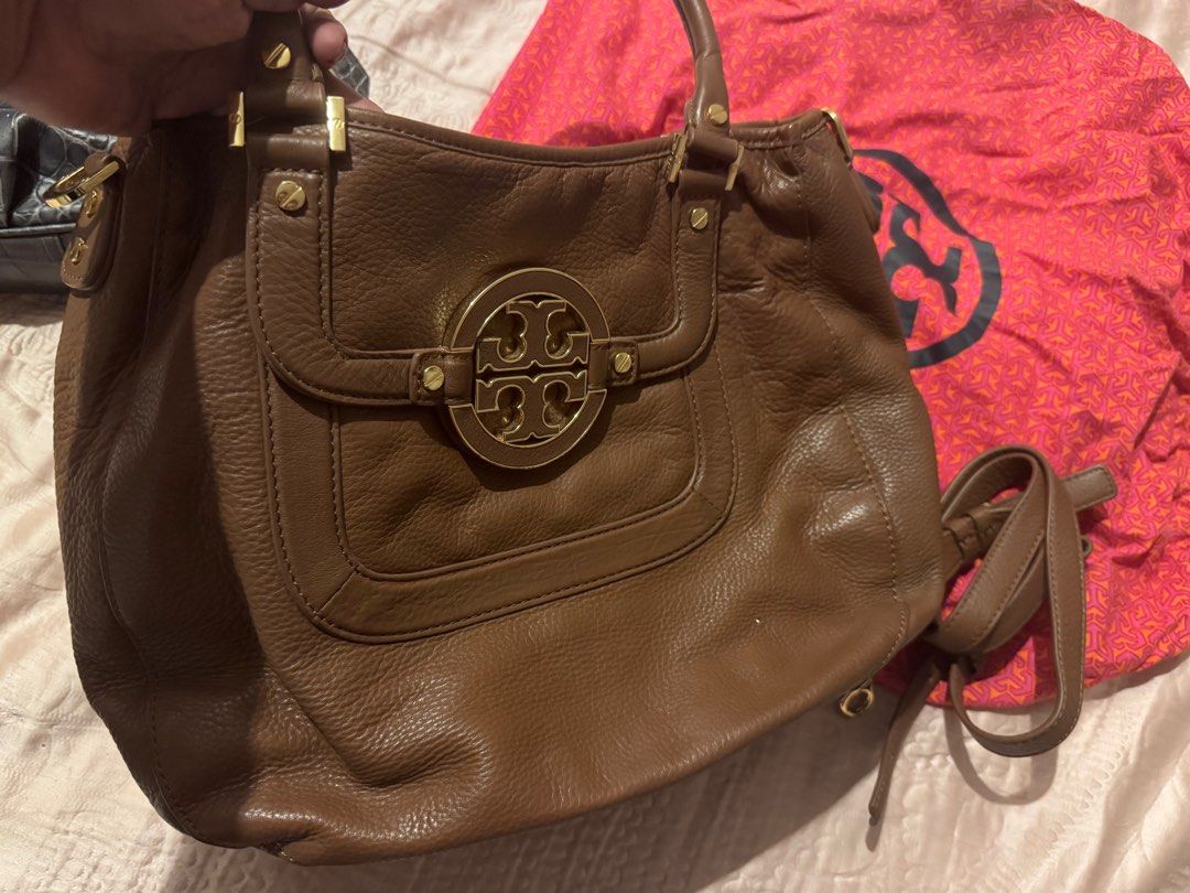 Authentic Tory Burch (Category: Luxury Bags & Wallets) located in Caloocan City. Submitted by danerese (Listing ID 1414920158, Image 2). Description: Authentic Tory Burch. Brown Amanda Classic Leather Hobo Satchel Crossbody Bag. Pebbled leather.