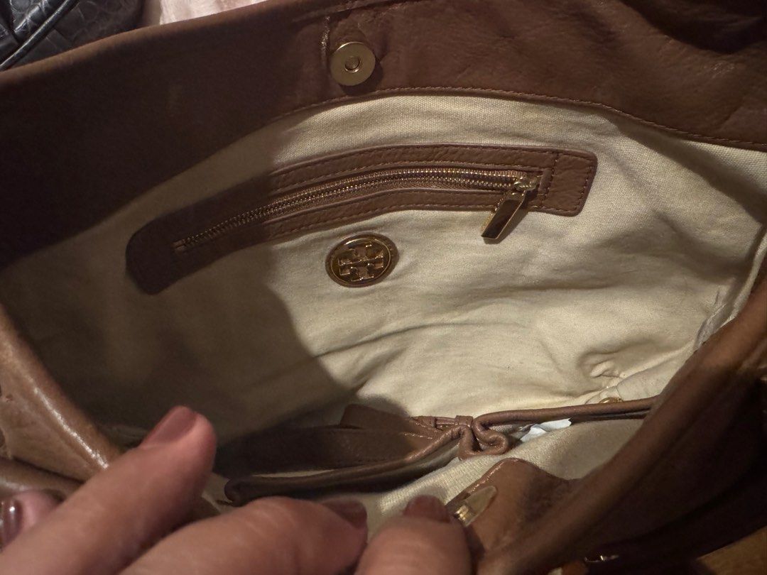 Authentic Tory Burch (Category: Luxury Bags & Wallets) located in Caloocan City. Submitted by danerese (Listing ID 1414920158, Image 3). Description: Authentic Tory Burch. Brown Amanda Classic Leather Hobo Satchel Crossbody Bag. Pebbled leather.