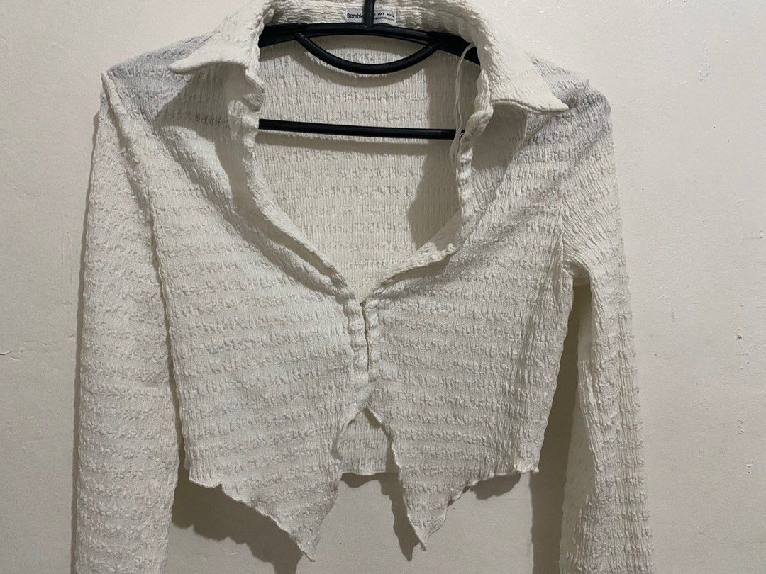 Bershka White Cropped Ratchet Top (Category: Sleeveless) located in Taguig. Submitted by yvezntually (Listing ID 1415034720, Image 3). Description: - Bershka cropped top - Color: White - Size: S but can fit upto med - Features: Collared neckline, long sleeves, button-up front - Fabric: Textured, crinkled - Used once.