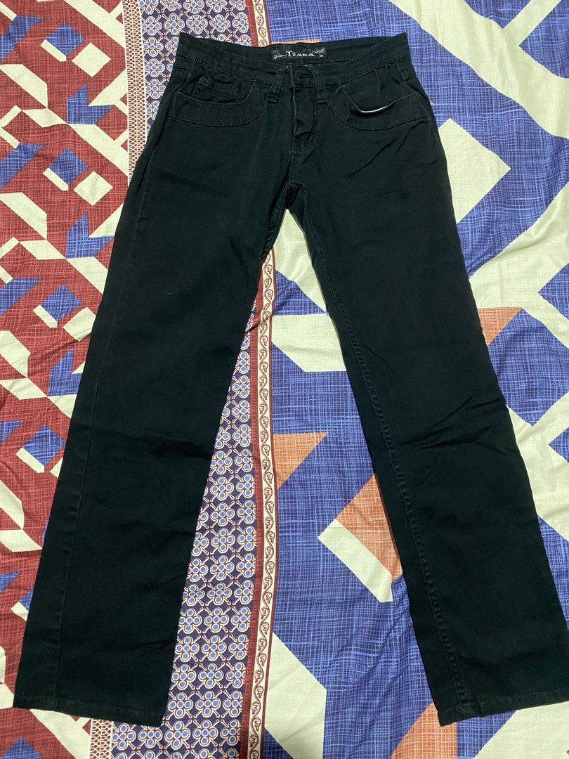 Black straight leg denim jeans (Category: Jeans) located in Makati City. Submitted by theforestofyou (Listing ID 1414971512, Image 1). Description: 📍location: makati 🗒️ waist : 25-27 ; length : 38 inches 🚨 NO WHEN WORN PHOTOS 📦 can do sdd (metro manila) via grab or lalamove 📦 also shipping through j&t / ggx.