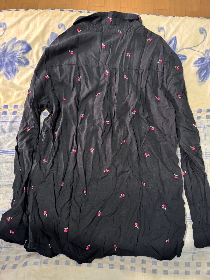 Cotton On Floral Blouse Longsleeve (Category: Shirts) located in Caloocan City. Submitted by daybysunlight (Listing ID 1414895362, Image 3). Description: ♡ floral pattern ♡ size: XS ♡ long sleeves ♡ button-down front ♡ lightweight fabric ♡ collar ♡ slightly curved hemline ♡ does not fit me anymore.
