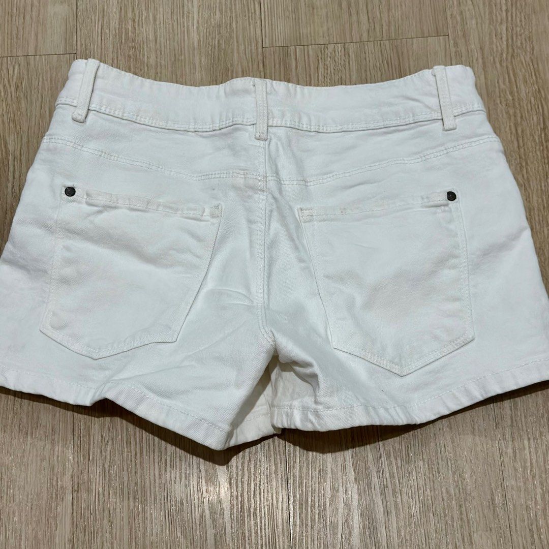 Cotton On White Denim Mini Shorts (Category: Shorts) located in Manila. Submitted by sg.21 (Listing ID 1414974245, Image 2). Description: - Cotton On white denim shorts - Size: AUS 6 / USA 2 / EUR 34 - Mid-rise waist - Classic design - Button closure - Pockets - Fabric: 98% cotton, 2% elastane - Made in Bangladesh - Ideal for casual wear Hips 13” Length 11-12”.